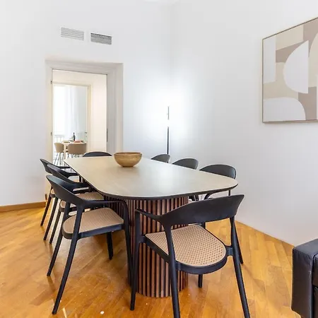Duomo 15 Min Walk - Historic Center, 4 Bedrooms And 2 Terrace شقة ميلان